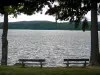 Lago delle Settons - Panchine che si affacciano sul lago artificiale, nel Parco Naturale Regionale Morvan