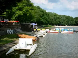 Lago de Sillé - Sillé Beach, en la ciudad de Sillé-le-Guillaume, en el Parque Natural Regional de Normandía-Maine lago, botes de pedal amarrado, terraza de un café y los árboles del bosque de Sillé