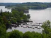 Lago di Vassivière - Porto con le barche ormeggiate, lago artificiale e alberi