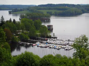 Lago de Vassivière - Puerto con los barcos amarrados, lago artificial y árboles