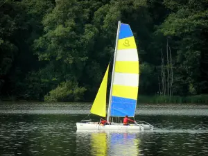 Lago delle Vieilles-Forges - Catamarano Pratica sulla foresta riva del lago