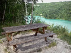 Lago de Vouglans - Mesa de picnic con vistas a la reserva de agua (lago artificial) y sus riberas con árboles