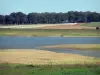 Lagos de Alto Charente - Lago de Lavaud, bancos, campos y árboles