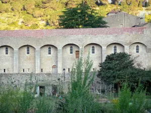 Lagrasse - Abbaye Sainte-Marie d'Orbieu: la construcción de dormitorio de los monjes, en las Corbières