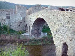 Lagrasse - Brücke Pont Vieux überspannend den Fluss Orbieu; in den Corbières