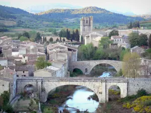 Lagrasse - Puentes sobre el Orbieu Abbey Sainte-Marie d'Orbieu y casas de la ciudad medieval, en las Corbières