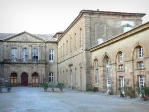 Lagrasse - Fachada de la abadía de Sainte-Marie Orbieu