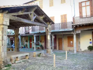 Lagrasse - Halle und Häuser des mittelalterlichen Ortes