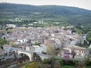Lagrasse - Blick auf die zwei Brücken über dem Orbieu und die Dächer des mittelalterlichen Ortes