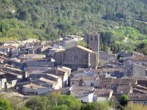 Lagrasse - Glockenturm der Kirche Saint-Michel und Dächer des mittelalterlichen Ortes