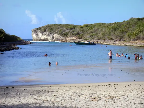 Lagune der Porte d'Enfer - Sandstrand, Lagune mit Badegästen und Felsen der Porte d'Enfer (Tor der Hölle); auf der Insel Grande-Terre