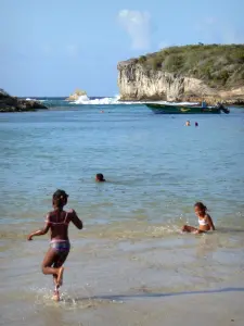 Lagune der Porte d'Enfer - Kinder vergnügen sich in den Gewässern der Lagune