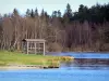 Lake Devesset - Corpo de água e banco plantado com árvores