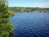 Lake Paladru - Lago natural de origem glacial e árvores à beira da água