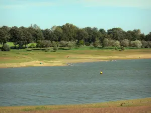 Lakes of Upper Charente - Lavaud lake, shores and prairies with trees