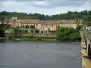 Lalinde - Maisons de la bastide, arbres et pont enjambant la rivière (la Dordogne), ciel nuageux, dans la vallée de la Dordogne