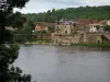 Lalinde - Château et maisons de la bastide, arbres, rive et rivière (la Dordogne), dans la vallée de la Dordogne