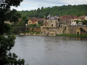 Lalinde - Castle and houses of the fortified town, trees, bank and the River Dordogne, in the Dordogne valley