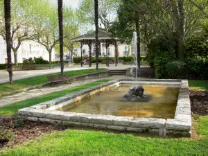 Lamalou-les-Bains - Platz des Kurortes mit Springbrunnen, Sitzbänke, Bäume und Kiosk
