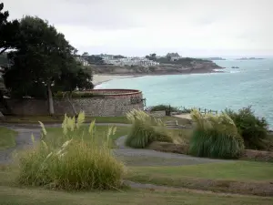 Landscapes of the Brittany coast - Emerald Coast: garden in Dinard with view of the sea and the coast