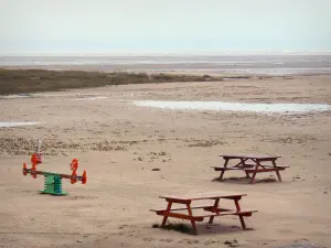 Landscapes of the Brittany coast - The Mont-Saint-Michel bay: leisure and picnic area with view of the sand