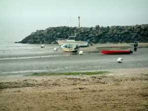 Landscapes of the Loire-Atlantique coast - Sandy beach, boats, cliffs and the sea (Atlantic Ocean)