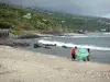 Landscapes of Réunion - Fishermen on the beach of the Châteaux headland in Saint-Leu