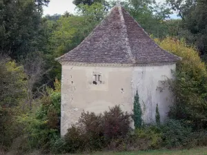 Landscapes of the Tarn-et-Garonne - Dovecote surrounded by greenery