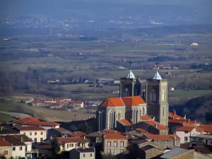 Landschaften - Kirche und Häuser eines Dorfes