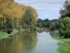 Landschaften des Anjou - Mayenne Tal: Fluss Mayenne, Bäume am Rande des Wassers