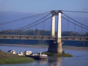 Landschaften des Anjou - Loiretal: Brücke überspannt den Fluss Loire, angelegter Lastkahn und
Bäume
