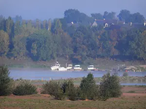 Landschaften des Anjou - Loiretal: Fluss Loire, angelegte Boote, Ufer mit Bäumen und mit
Häusern