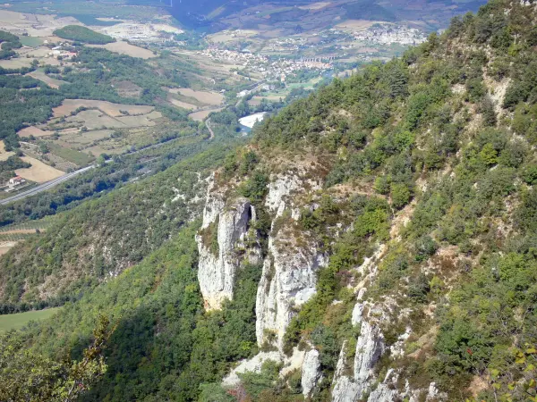 Landschaften des Aveyron - Regionaler Naturpark der Grands Causses: Felswände vorne mit Blick auf das Tarn-Tal