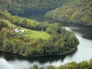 Landschaften des Aveyron - Schluchten der Truyère: Blick auf eine Windung des Flusses Truyère, mit grüner Umgebung