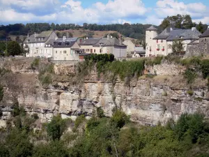 Landschaften des Aveyron - Loch von Bozouls (Schlucht von Bozoums): Häuser des Dorfes und Steilwände des natürlichen Talkessels