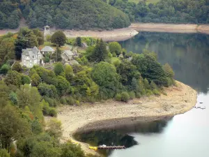 Landschaften des Aveyron - Halbinsel von Laussac (auf der Gemeinde Thérondels), See von Sarrans und bewaldete Ufer; im Carladez