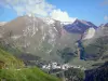 Landschaften des Béarn - Sicht auf die Pyrenäen-Station Gourette und ihr Bergpanorama