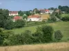 Landschaften der Bourgogne - Häuser umgeben von Bäumen und Wiesen