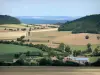 Landschaften der Bourgogne - Häuser umgeben von Bäumen und Ackerland