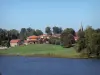 Landschaften der Charente - See Mas Chaban (Seen der Haute-Charente), Weiden, Kirchturm, Häuser und Bäume