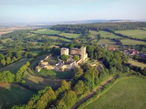 Landschaften der Côte-d'Or - Luftaufnahme des Butte de Thil und seiner mittelalterlichen Burg