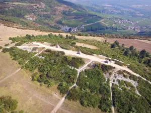 Landschaften der Côte-d'Or - Berg der Drei Kreuze vom Himmel aus gesehen