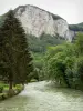 Landschaften des Doubs - Tal der Loue: Fluss Loue gesäumt von Bäumen und Felsen (Felswände) überragen die Gesamtheit; in Mouthier-Haute-Pierre