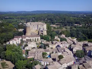 Landschaften der Drôme - Drôme provençale: Blick auf die feudale Burg von Suze-la-Rousse, die die Häuser des Dorfes beherrscht