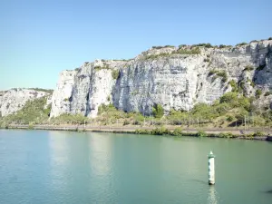 Landschaften der Drôme - Kalkfelsen der Donzère-Schlucht, die die Rhône beherrschen