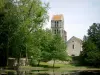 Landschaften der Essonne - In Courances, Blick auf den Kirchturm der Kirche Saint-Etienne, vom Park des Schlosses Courances aus (Teich des Pfarrhauses); im Regionalen Naturpark Gâtinais Français