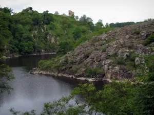 Landschaften vom Limousin - Ruinen des Schlosses von Crozant, die den Fluss beherrschen