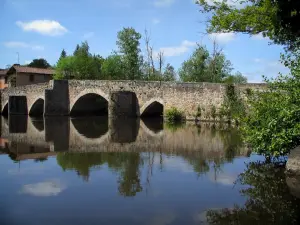 Landschaften vom Limousin - Brücke aus Stein überspannt einen Fluss