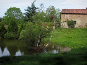 Landschaften vom Limousin - Haus aus Stein, Wiese, Bäume und Teich