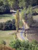 Landschaften des Lot-et-Garonne - Kleine Landstrasse gesäumt von Bäumen und Feld